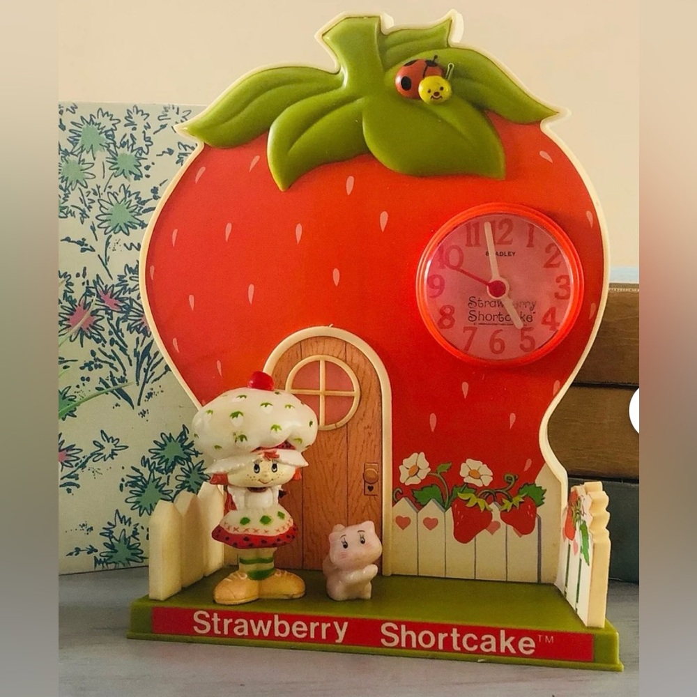Vintage 1980 Strawberry Shortcake Clock